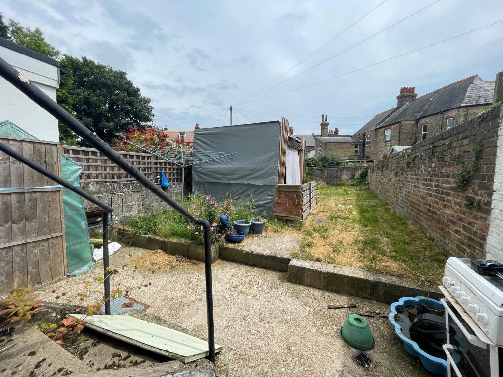 Lot: 73 - FREEHOLD BLOCK OF TWO FLATS AND A MAISONETTE FOR INVESTMENT - Garden to rear
